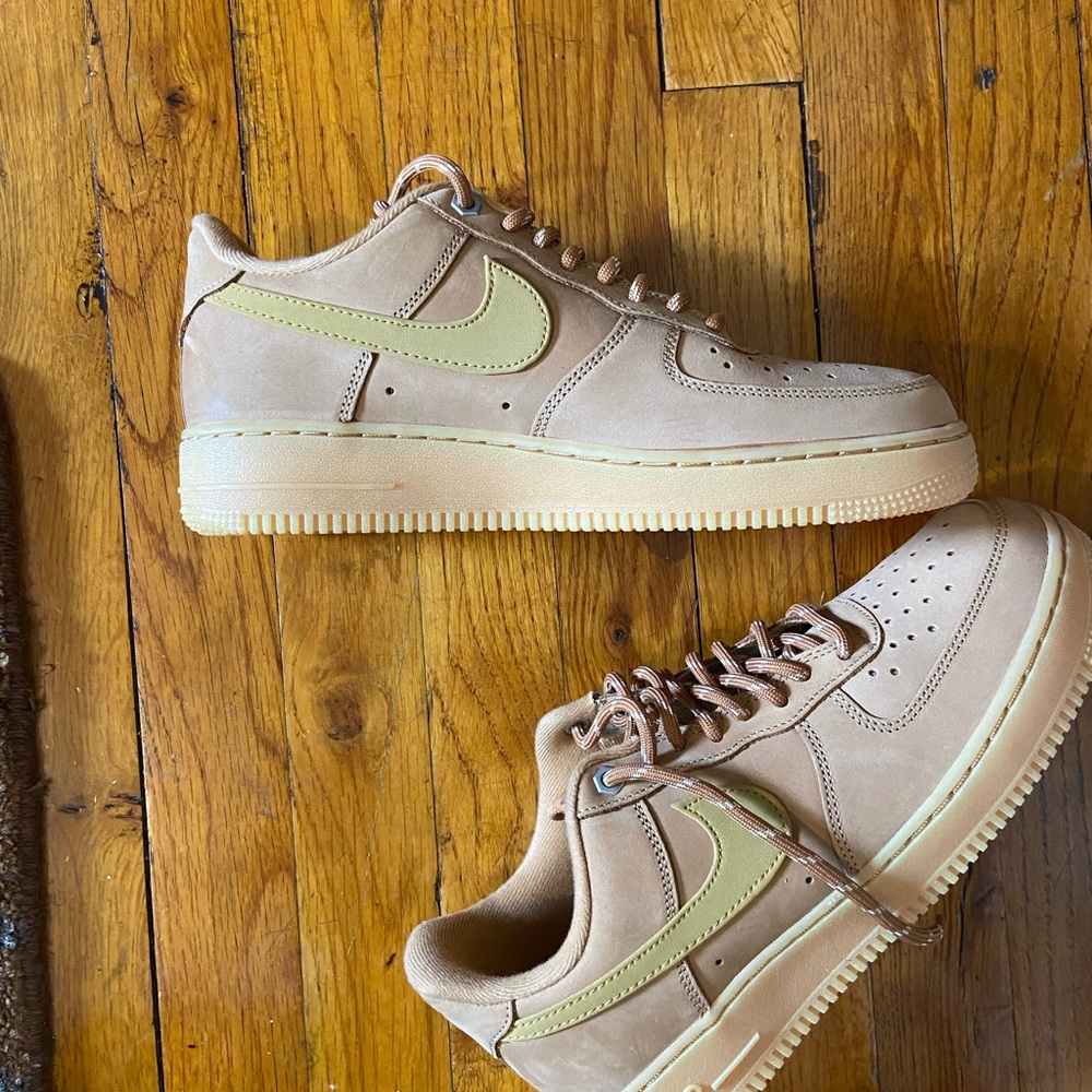 Nike men’s air force 1 low flax wheat Sneakers